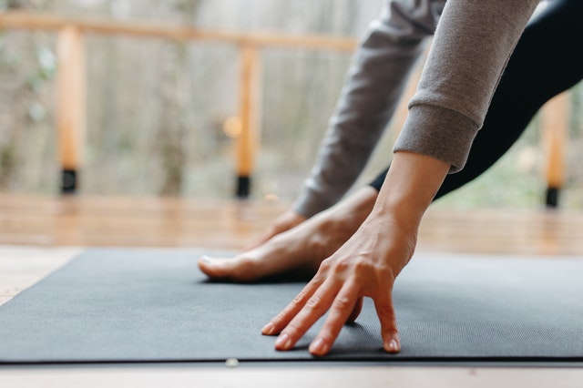 mujer meditando y haciendo ejercicios de yoga