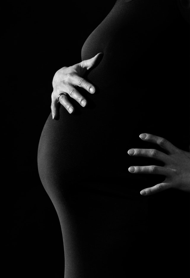 Mujer embarazada en blanco y negro