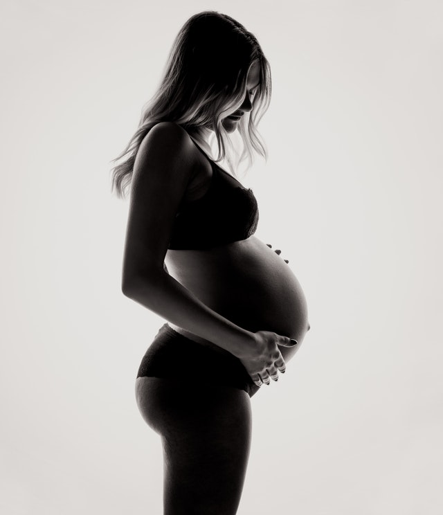 mujer ejerciendo maternidad embarazada