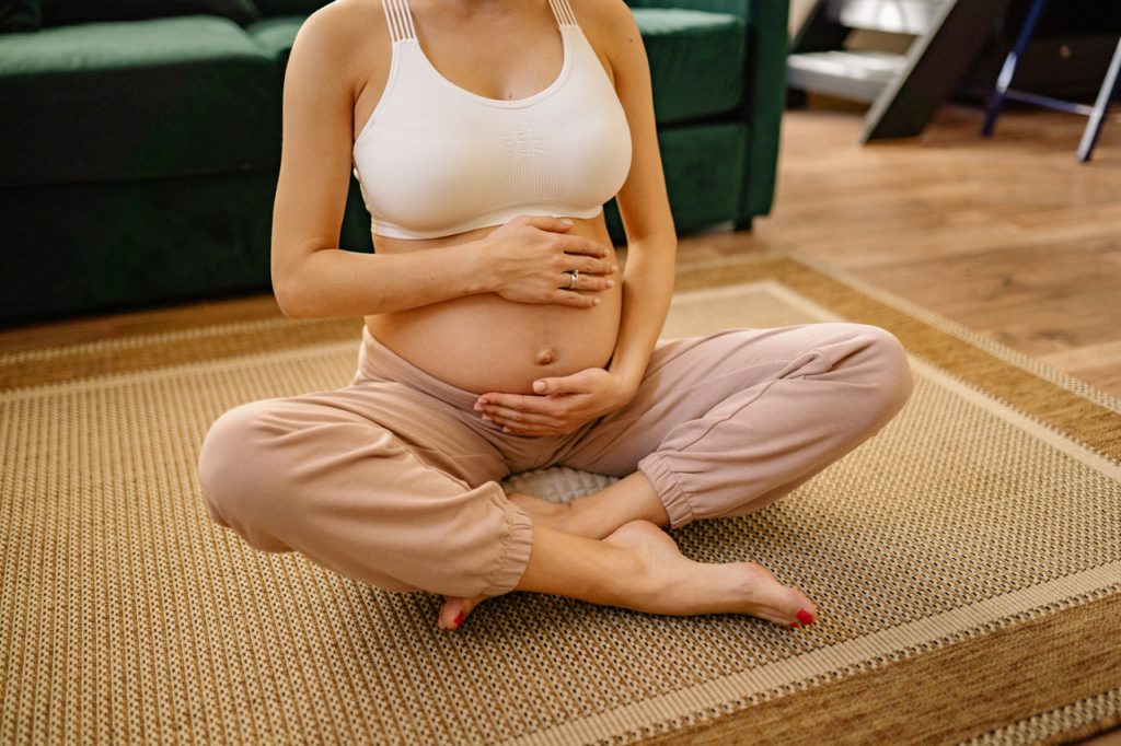 mujer embarazando haciendo ejercicio para prevenir estrias